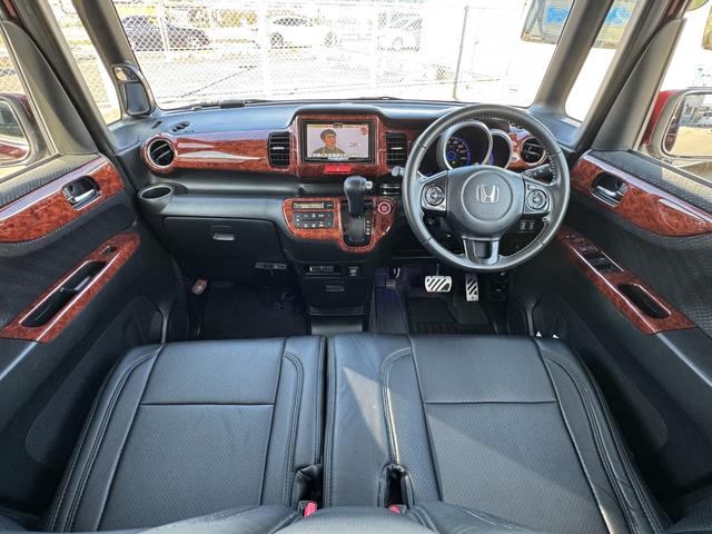 N-BOXカスタム G ターボSSパッケージ 無限マフラー 無限グリル 零1000チャンバー 両側電動スライド ナビ バックカメラ Bluetooth DTV スマートキー オートライト ディスチャージ パドルシフト 革巻ステアリング 特別仕様車(6枚目)