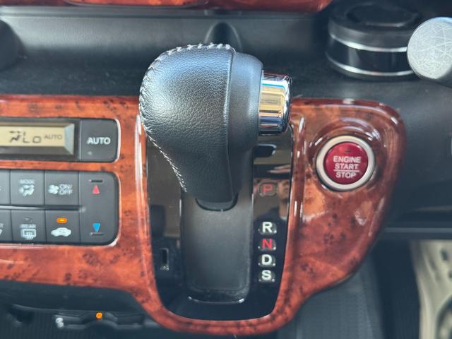 N-BOXカスタム G ターボSSパッケージ 無限マフラー 無限グリル 零1000チャンバー 両側電動スライド ナビ バックカメラ Bluetooth DTV スマートキー オートライト ディスチャージ パドルシフト 革巻ステアリング 特別仕様車(33枚目)