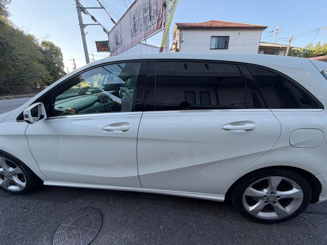 Bクラス B180 スポーツ 新品タイヤ ナビゲーション フルセグテレビ Bluetooth.A バックカメラ キーレス ハーフレザーシート 純正17インチアルミ(12枚目)