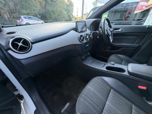 Bクラス B180 スポーツ 新品タイヤ ナビゲーション フルセグテレビ Bluetooth.A バックカメラ キーレス ハーフレザーシート 純正17インチアルミ(38枚目)