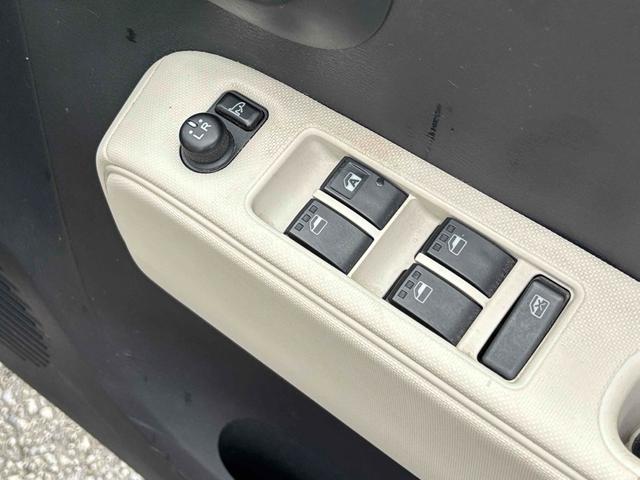 ミラココア ココアプラスＧ　バックカメラ　スマートキー　電動格納ミラー　ベンチシート　ＣＶＴ　盗難防止システム　ＡＢＳ　ＣＤ　ルーフレール　衝突安全ボディ　エアコン　パワーステアリング　パワーウィンドウ　運転席エアバッグ（11枚目）