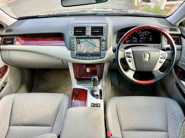 クラウン ロイヤルサルーン　オートクルーズコントロール　バックカメラ　ナビ　ＴＶ　アルミホイール　オートライト　ＨＩＤ　ＡＴ　スマートキー　電動格納ミラー　盗難防止システム　パワーシート　ＣＤ　ＤＶＤ再生　ＵＳＢ（2枚目）