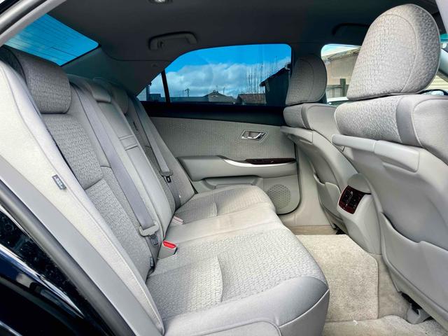 クラウン ロイヤルサルーン　オートクルーズコントロール　バックカメラ　ナビ　ＴＶ　アルミホイール　オートライト　ＨＩＤ　ＡＴ　スマートキー　電動格納ミラー　盗難防止システム　パワーシート　ＣＤ　ＤＶＤ再生　ＵＳＢ（36枚目）