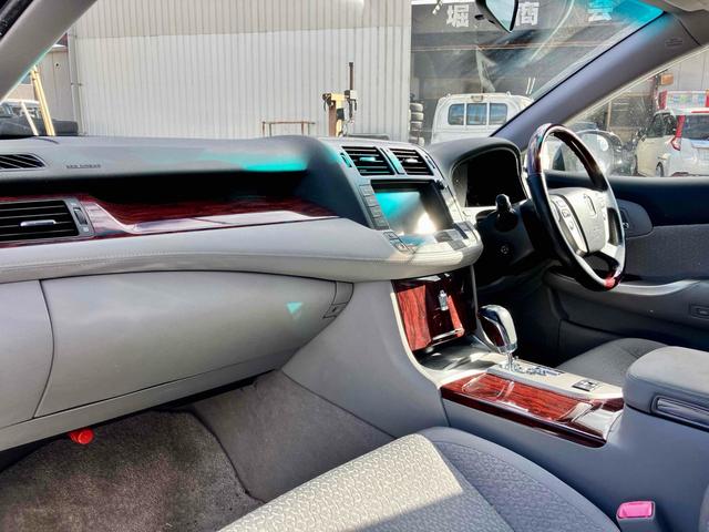 クラウン ロイヤルサルーン　オートクルーズコントロール　バックカメラ　ナビ　ＴＶ　アルミホイール　オートライト　ＨＩＤ　ＡＴ　スマートキー　電動格納ミラー　盗難防止システム　パワーシート　ＣＤ　ＤＶＤ再生　ＵＳＢ（52枚目）