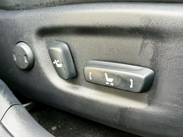 プリウス Gツーリングセレクション ユーザー買取・アルパイン9型SDナビ・フルセグTV・バックモニター・ETC・アルパインリアモニター・前後ドライブレコーダー・ハーフレザーシート・パワーシート・LEDヘッドライト・フォグライト(12枚目)