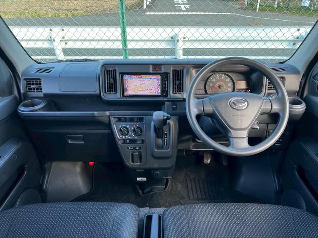 ハイゼットカーゴ クルーズターボＳＡＩＩＩ　ユーザー買取・パナソニックＳＤナビ・フルセグＴＶ・バックモニター・ＥＴＣ・スマートアシスト３・Ｒコーナーセンサー・ターボ車・パートタイム４ＷＤ・ハイルーフ・オーバーヘッドシェルフ・オートハイビーム（3枚目）