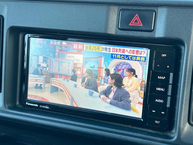 ハイゼットカーゴ クルーズターボＳＡＩＩＩ　ユーザー買取・パナソニックＳＤナビ・フルセグＴＶ・バックモニター・ＥＴＣ・スマートアシスト３・Ｒコーナーセンサー・ターボ車・パートタイム４ＷＤ・ハイルーフ・オーバーヘッドシェルフ・オートハイビーム（4枚目）