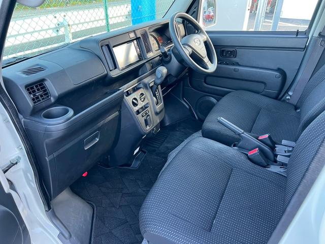 ハイゼットカーゴ クルーズターボＳＡＩＩＩ　ユーザー買取・パナソニックＳＤナビ・フルセグＴＶ・バックモニター・ＥＴＣ・スマートアシスト３・Ｒコーナーセンサー・ターボ車・パートタイム４ＷＤ・ハイルーフ・オーバーヘッドシェルフ・オートハイビーム（20枚目）