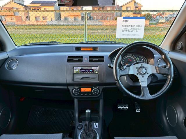 スイフト スポーツ　ユーザー買取・ＲＥＣＡＲＯ製シート・ＥＮＫＥＩＲａｃｉｎｇ１７インチＡＷ・社外ＭＯＭＯステアリング・純正ＨＩＤヘッドライト・フォグライト・オートエアコン・キーレススタートシステム・純正エアロパーツ（3枚目）
