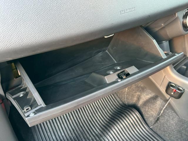 スイフト スポーツ　ユーザー買取・ＲＥＣＡＲＯ製シート・ＥＮＫＥＩＲａｃｉｎｇ１７インチＡＷ・社外ＭＯＭＯステアリング・純正ＨＩＤヘッドライト・フォグライト・オートエアコン・キーレススタートシステム・純正エアロパーツ（9枚目）