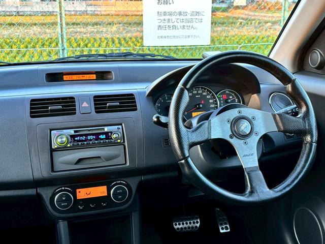 スイフト スポーツ　ユーザー買取・ＲＥＣＡＲＯ製シート・ＥＮＫＥＩＲａｃｉｎｇ１７インチＡＷ・社外ＭＯＭＯステアリング・純正ＨＩＤヘッドライト・フォグライト・オートエアコン・キーレススタートシステム・純正エアロパーツ（13枚目）