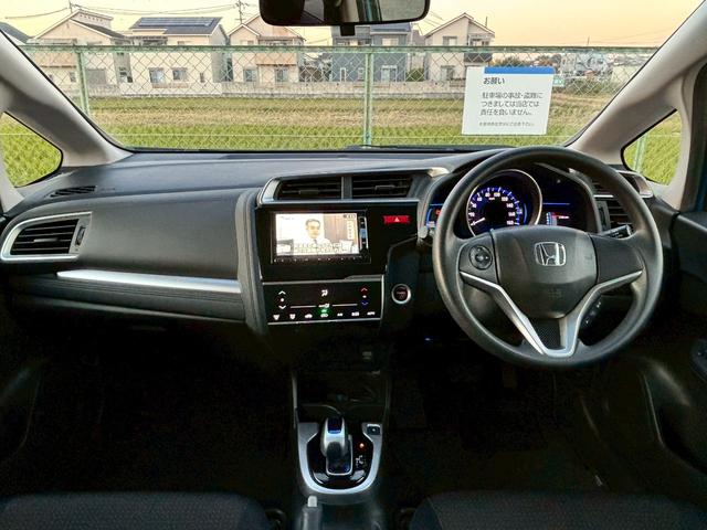 フィットハイブリッド Ｆパッケージ　ユーザー買取・純正ＳＤナビ・フルセグＴＶ・バックモニター・ＥＴＣ・オートライト・ＬＥＤヘッドライト・ナビ装着用スペシャルパッケージ・Ｆパッケージ・スマートキーシステム・電格ウィンカードアミラー（3枚目）