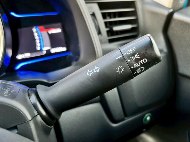 フィットハイブリッド Ｆパッケージ　ユーザー買取・純正ＳＤナビ・フルセグＴＶ・バックモニター・ＥＴＣ・オートライト・ＬＥＤヘッドライト・ナビ装着用スペシャルパッケージ・Ｆパッケージ・スマートキーシステム・電格ウィンカードアミラー（8枚目）