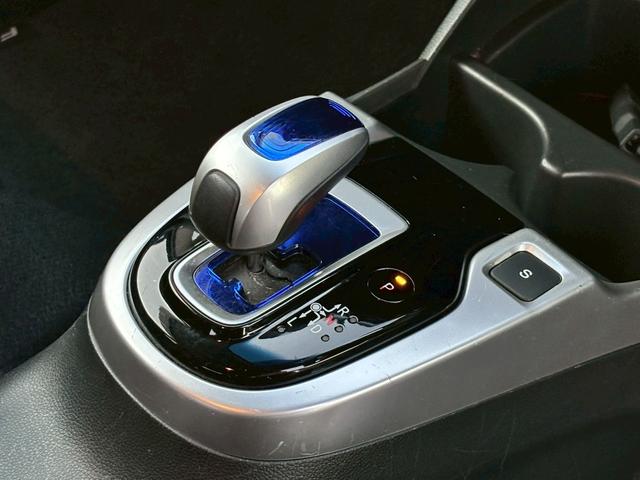 フィットハイブリッド Ｆパッケージ　ユーザー買取・純正ＳＤナビ・フルセグＴＶ・バックモニター・ＥＴＣ・オートライト・ＬＥＤヘッドライト・ナビ装着用スペシャルパッケージ・Ｆパッケージ・スマートキーシステム・電格ウィンカードアミラー（11枚目）