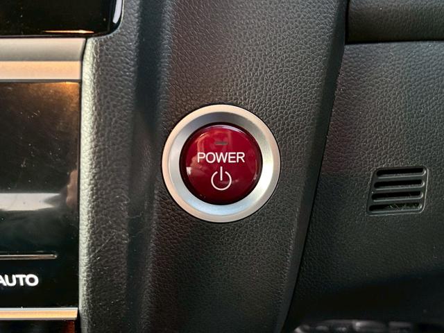 フィットハイブリッド Ｆパッケージ　ユーザー買取・純正ＳＤナビ・フルセグＴＶ・バックモニター・ＥＴＣ・オートライト・ＬＥＤヘッドライト・ナビ装着用スペシャルパッケージ・Ｆパッケージ・スマートキーシステム・電格ウィンカードアミラー（13枚目）