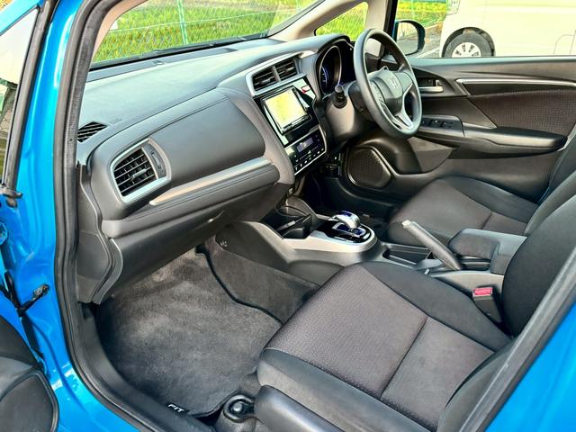 フィットハイブリッド Ｆパッケージ　ユーザー買取・純正ＳＤナビ・フルセグＴＶ・バックモニター・ＥＴＣ・オートライト・ＬＥＤヘッドライト・ナビ装着用スペシャルパッケージ・Ｆパッケージ・スマートキーシステム・電格ウィンカードアミラー（22枚目）