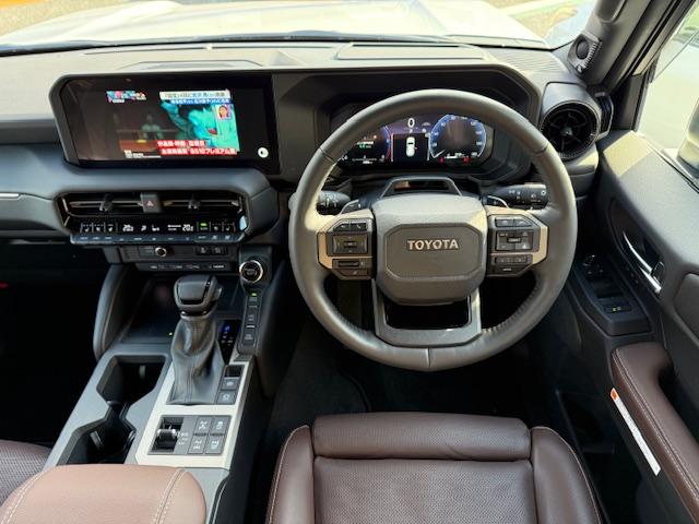 ランドクルーザー２５０ ＺＸ　ワンオーナー・１２．３型ディスプレイオーディオプラス・フルセグＴＶ・パノラミックビューモニター・ＪＢＬプレミアムサウンド・ダークチェスナット革シート・ムーンルーフ・ルーフレール・マルチテレインモニター（25枚目）