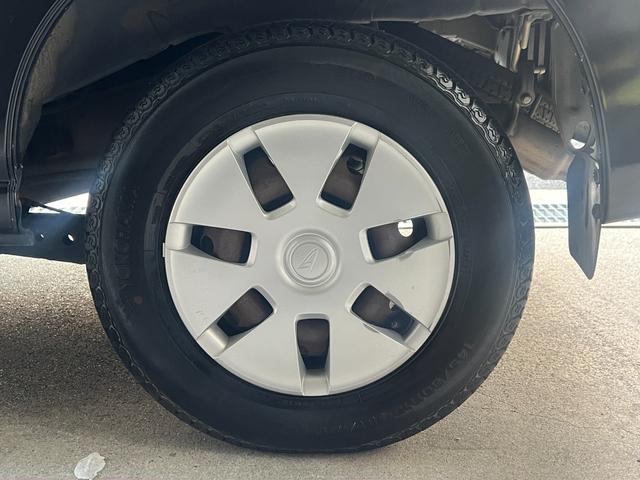 ハイゼットカーゴ クルーズターボ　ユーザー買取・カロッツェリアＣＤ・５速ミッション・ハイルーフ・ターボ車・前席ヘッドレスト別体シート・後席ヘッドレスト付分割シート・オーバーヘッドシェルフ・電格ドアミラー・全席パワーウィンドウ・ＡＢＳ（24枚目）