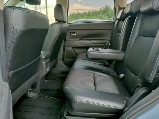 アウトランダーＰＨＥＶ Ｇナビパッケージ　４ＷＤ　ＳＤナビ　リアカメラ　フルセグ　スマートキー　ＨＩＤヘッドライト　衝突軽減ブレーキ　シートヒーター　クルコン　Ｂｌｕｅｔｏｏｔｈ　ＥＴＣ　社外アルミ　純正１８インチアルミ（夏タイヤ）積込（44枚目）