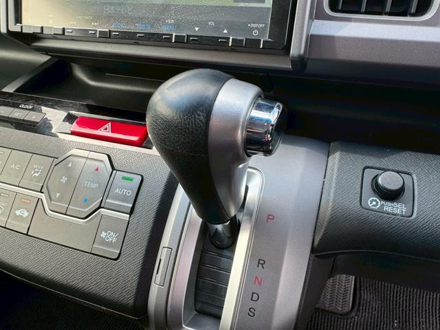 ステップワゴンスパーダ Ｚ　メモリーナビ　リアカメラ　フルセグ　フリップダウンモニター　スマートキー　ＨＩＤヘッドライト　両側パワスラ　社外１８インチアルミ　ＥＴＣ　純正アルミ（冬タイヤ）積込（25枚目）