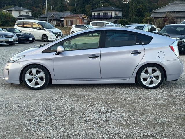 プリウス Ｇツーリングセレクション　ＳＤナビ　フルセグＴＶ　リアカメラ　フリップダウンモニター　スマートキー　ＬＥＤヘッドライト　Ｂｌｕｅｔｏｏｔｈ　ＡＣＣ　純正１７インチアルミ　ＥＴＣ（5枚目）