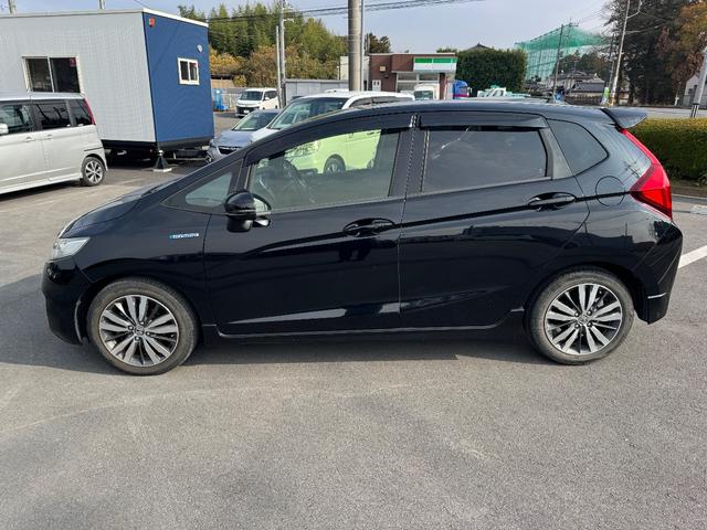 フィットハイブリッド Ｓパッケージ　メモリーナビ　フルセグＴＶ　リアカメラ　スマートキー　ＬＥＤヘッドライト　Ｂｌｕｅｔｏｏｔｈ　クルコン　純正１６インチアルミ（7枚目）