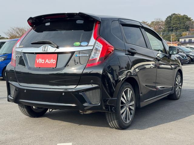 フィットハイブリッド Ｓパッケージ　メモリーナビ　フルセグＴＶ　リアカメラ　スマートキー　ＬＥＤヘッドライト　Ｂｌｕｅｔｏｏｔｈ　クルコン　純正１６インチアルミ（13枚目）