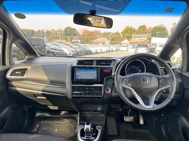 フィットハイブリッド Ｓパッケージ　メモリーナビ　フルセグＴＶ　リアカメラ　スマートキー　ＬＥＤヘッドライト　Ｂｌｕｅｔｏｏｔｈ　クルコン　純正１６インチアルミ（18枚目）