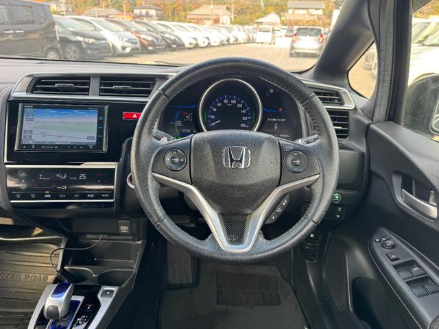 フィットハイブリッド Ｓパッケージ　メモリーナビ　フルセグＴＶ　リアカメラ　スマートキー　ＬＥＤヘッドライト　Ｂｌｕｅｔｏｏｔｈ　クルコン　純正１６インチアルミ（19枚目）