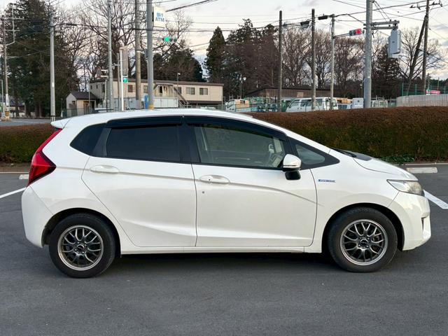 フィットハイブリッド Ｌパッケージ　メモリーナビ　フルセグＴＶ　リアカメラ　スマートキー　ＬＥＤヘッドライト　Ｂｌｕｅｔｏｏｔｈ　クルコン　社外１５インチアルミ　ＥＴＣ（7枚目）