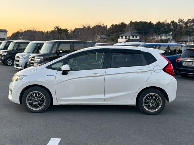 フィットハイブリッド Ｌパッケージ　メモリーナビ　フルセグＴＶ　リアカメラ　スマートキー　ＬＥＤヘッドライト　Ｂｌｕｅｔｏｏｔｈ　クルコン　社外１５インチアルミ　ＥＴＣ（8枚目）
