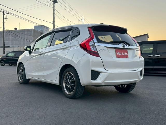 フィットハイブリッド Ｌパッケージ　メモリーナビ　フルセグＴＶ　リアカメラ　スマートキー　ＬＥＤヘッドライト　Ｂｌｕｅｔｏｏｔｈ　クルコン　社外１５インチアルミ　ＥＴＣ（10枚目）