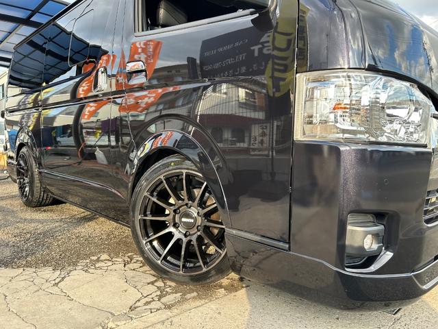ハイエースバン スーパーＧＬ　ダークプライムＩＩ　カスタムカー・令和４年式・６６０００ｋｍ・フロントスポイラー・バッドパネル・オーバーフェンダー・ファブレスバローネホイール・ローダウン・車中泊ベッドキット・７インチナビ・フルセグＴＶ・テレビ（17枚目）