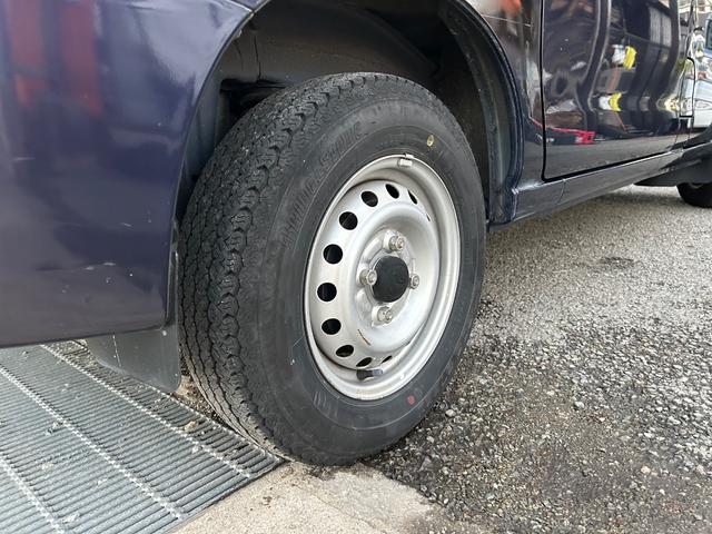 ハイゼットカーゴ ＤＸ　平成２９年式・走行距離２５０００ｋｍ・７インチナビ・ＥＴＣ車載器・ルーフキャリア・タイヤ残あり・マニュアルヒーター・マニュアルエアコン・キーレス・エアバック・リクライニングシート・１カ月無償保証（64枚目）