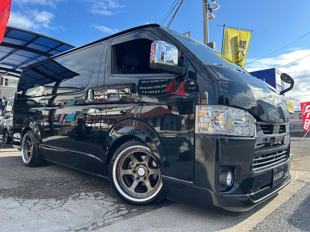 ハイエースバン スーパーGL ダークプライムII カスタムカー・令和4年式・87000km・7インチナビゲーション・フルセグTV・Bluetooth・バックカメラ・ESSEXフロントリップ・オーバーフェンダー・タイヤ・ホイール・ローダウンバッドパネル(9枚目)