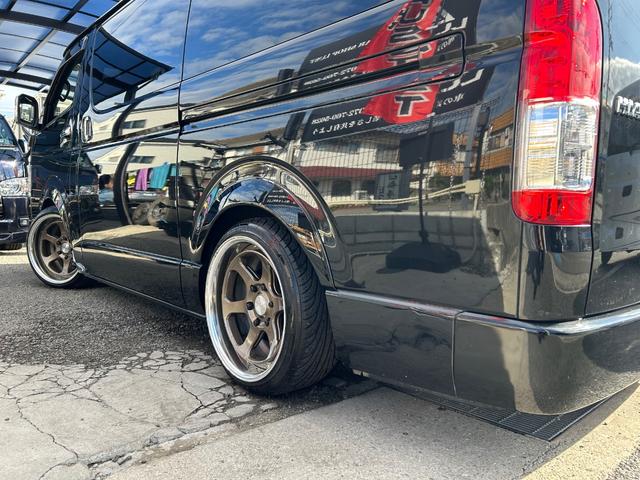 ハイエースバン スーパーGL ダークプライムII カスタムカー・令和4年式・87000km・7インチナビゲーション・フルセグTV・Bluetooth・バックカメラ・ESSEXフロントリップ・オーバーフェンダー・タイヤ・ホイール・ローダウンバッドパネル(68枚目)