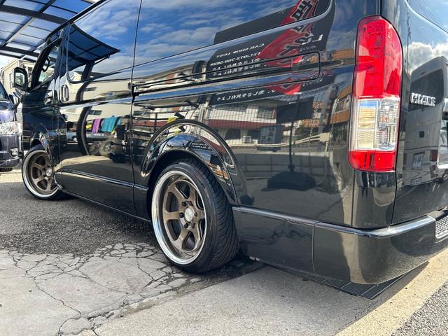 ハイエースバン スーパーGL ダークプライムII カスタムカー・令和4年式・87000km・7インチナビゲーション・フルセグTV・Bluetooth・バックカメラ・ESSEXフロントリップ・オーバーフェンダー・タイヤ・ホイール・ローダウンバッドパネル(70枚目)