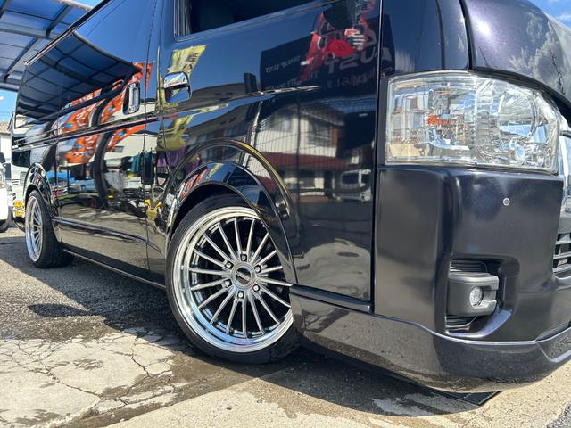 ハイエースバン スーパーGL ダークプライムII 令和3年式・61000km・新品ホイール・EF-19・バッドパネル・ローダウン・フロントスポイラー・シートカバー・7インチナビ・バックカメラ・ETC車載器・車中泊ベッドキット・無償保証(17枚目)