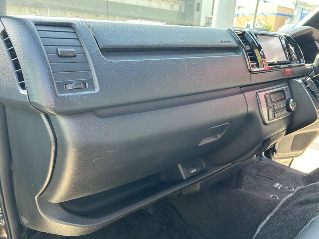 ハイエースバン スーパーGL ダークプライムII 令和3年式・61000km・新品ホイール・EF-19・バッドパネル・ローダウン・フロントスポイラー・シートカバー・7インチナビ・バックカメラ・ETC車載器・車中泊ベッドキット・無償保証(30枚目)