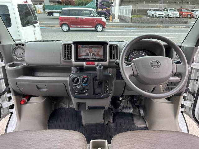 【インパネ周り】視界がよく運転しやすい設計となっております。インパネ周りもすっきりと洗練されたデザインで高級感が溢れています。日々のドライブを飽きさせません。