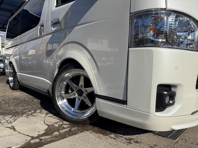 ハイエースバン スーパーＧＬ　ダークプライムＩＩ　カスタムカー・１０インチフローティングナビ・フルセグＴＶ・Ｂｌｕｅｔｏｏｔｈ・ＥＴＣ・ＥＳＳＥＸバッドパネル・フロントスポイラー・オーバーフェンダー・ローダウン・ホイール・タイヤ・車中泊ベッドキット（9枚目）