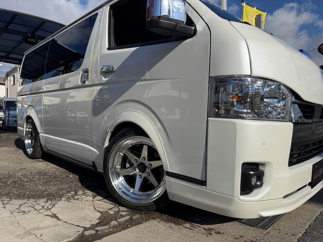 ハイエースバン スーパーＧＬ　ダークプライムＩＩ　カスタムカー・１０インチフローティングナビ・フルセグＴＶ・Ｂｌｕｅｔｏｏｔｈ・ＥＴＣ・ＥＳＳＥＸバッドパネル・フロントスポイラー・オーバーフェンダー・ローダウン・ホイール・タイヤ・車中泊ベッドキット（11枚目）