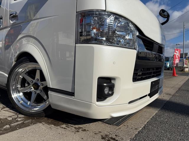 ハイエースバン スーパーＧＬ　ダークプライムＩＩ　カスタムカー・１０インチフローティングナビ・フルセグＴＶ・Ｂｌｕｅｔｏｏｔｈ・ＥＴＣ・ＥＳＳＥＸバッドパネル・フロントスポイラー・オーバーフェンダー・ローダウン・ホイール・タイヤ・車中泊ベッドキット（15枚目）