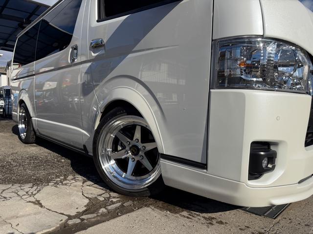 ハイエースバン スーパーＧＬ　ダークプライムＩＩ　カスタムカー・１０インチフローティングナビ・フルセグＴＶ・Ｂｌｕｅｔｏｏｔｈ・ＥＴＣ・ＥＳＳＥＸバッドパネル・フロントスポイラー・オーバーフェンダー・ローダウン・ホイール・タイヤ・車中泊ベッドキット（17枚目）