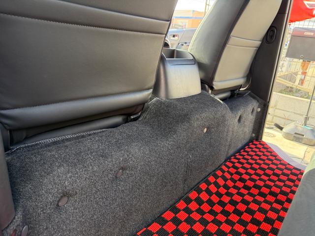 ハイエースバン スーパーＧＬ　ダークプライムＩＩ　カスタムカー・１０インチフローティングナビ・フルセグＴＶ・Ｂｌｕｅｔｏｏｔｈ・ＥＴＣ・ＥＳＳＥＸバッドパネル・フロントスポイラー・オーバーフェンダー・ローダウン・ホイール・タイヤ・車中泊ベッドキット（56枚目）