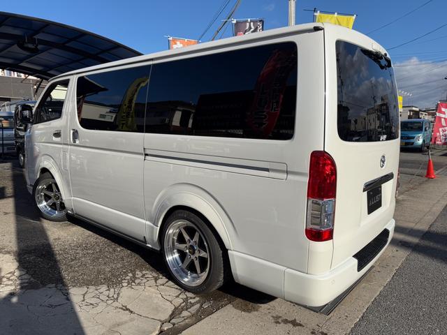 ハイエースバン スーパーＧＬ　ダークプライムＩＩ　カスタムカー・１０インチフローティングナビ・フルセグＴＶ・Ｂｌｕｅｔｏｏｔｈ・ＥＴＣ・ＥＳＳＥＸバッドパネル・フロントスポイラー・オーバーフェンダー・ローダウン・ホイール・タイヤ・車中泊ベッドキット（59枚目）