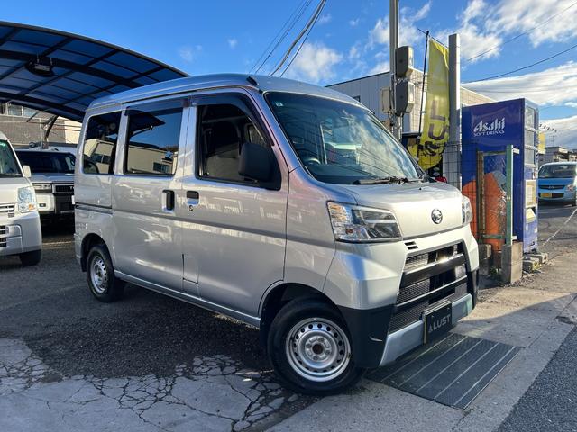ハイゼットカーゴ ＤＸ　ＳＡＩＩＩ　令和２年式・走行距離９００００ｋｍ・キーレス・パワーウィンドウ・オーバーヘッドシェルフ・パワステ・エアバック・マニュアルエアコン・マニュアルヒーター・ＬＥＤヘッドライト・１カ月無償保証・１０００ｋｍ（2枚目）