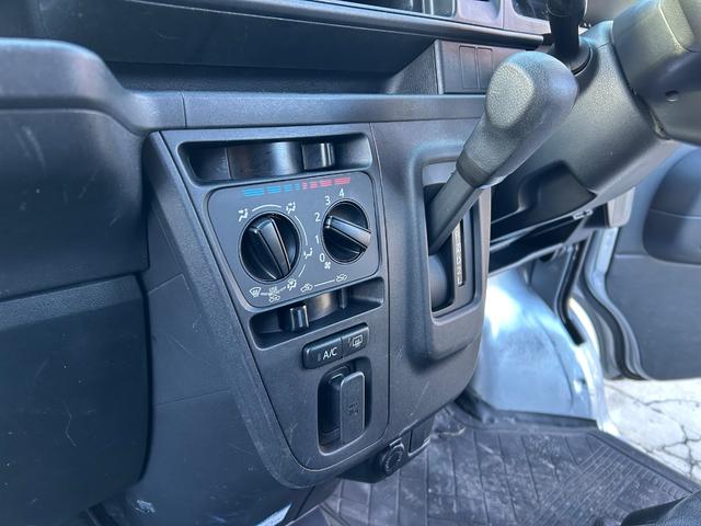 ハイゼットカーゴ ＤＸ　ＳＡＩＩＩ　令和２年式・走行距離９００００ｋｍ・キーレス・パワーウィンドウ・オーバーヘッドシェルフ・パワステ・エアバック・マニュアルエアコン・マニュアルヒーター・ＬＥＤヘッドライト・１カ月無償保証・１０００ｋｍ（27枚目）
