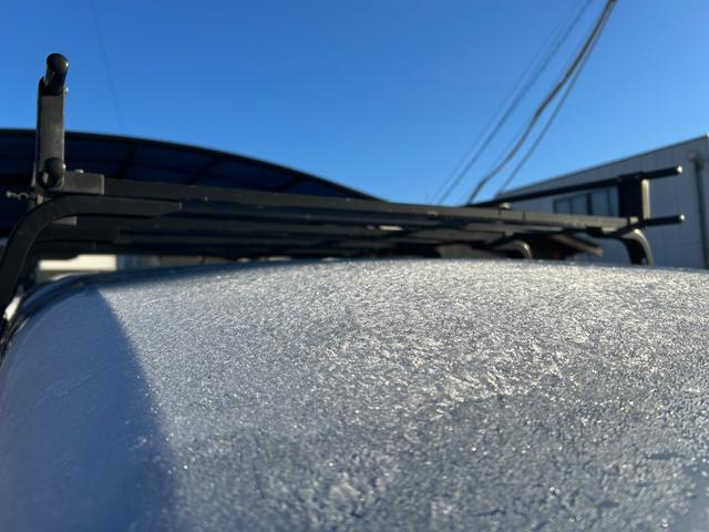 ハイゼットカーゴ ＤＸ　ＳＡＩＩＩ　令和２年式・走行距離９５０００ｋｍ・ルーフキャリア・ＬＥＤヘッドライト・キーレス・パワーウィンドウ・オーバーヘッドシェルフ・パワステ・エアバック・マニュアルエアコン・マニュアルヒーター・１カ月無償保証（27枚目）
