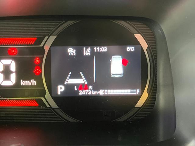 �J���[�C���t�H���[�V�����f�B�X�v���C�͎ԗ��̗l�X�ȏ��\����Փ˔�Q�y���u���[�L�̌x���Ȃǂ�\���I